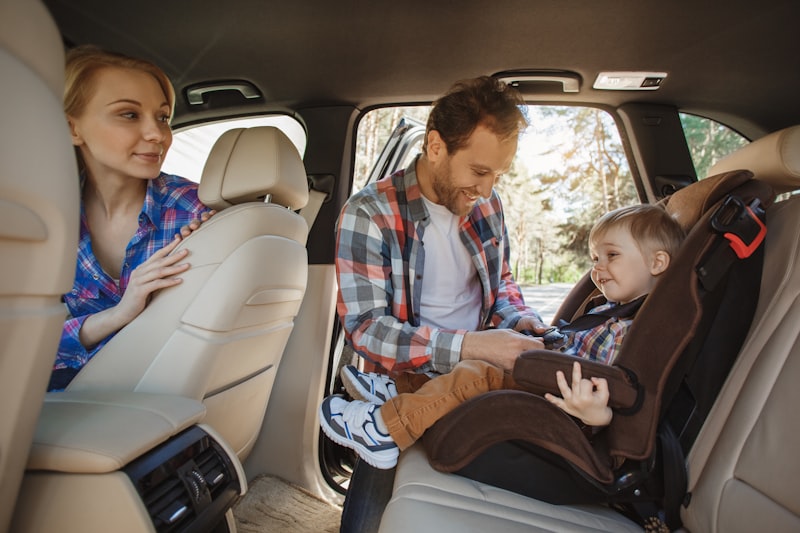 Voyager en voiture avec un enfant en bas âge : la checklist complète