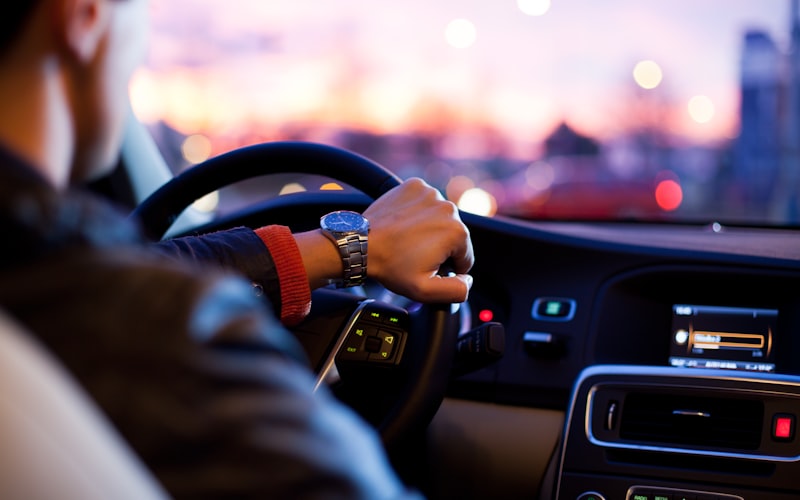 Uber, Taxi ou VTC Famille à Paris : Le Comparatif Complet pour les Parents
