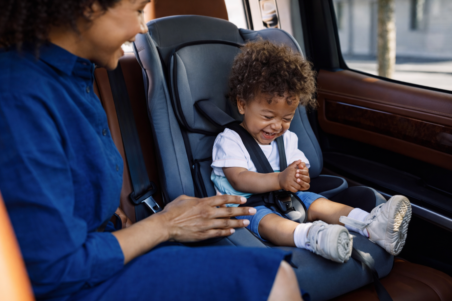 Siège auto enfant installé dans un VTC Mercedes - rehausseur et siège bébé